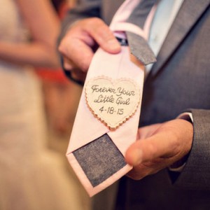 düğün fikirleri-düğünde damada küçük notlar bırakın