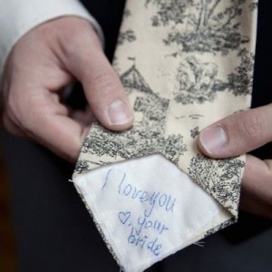 düğün fikirleri-düğünde damada küçük notlar bırakın
